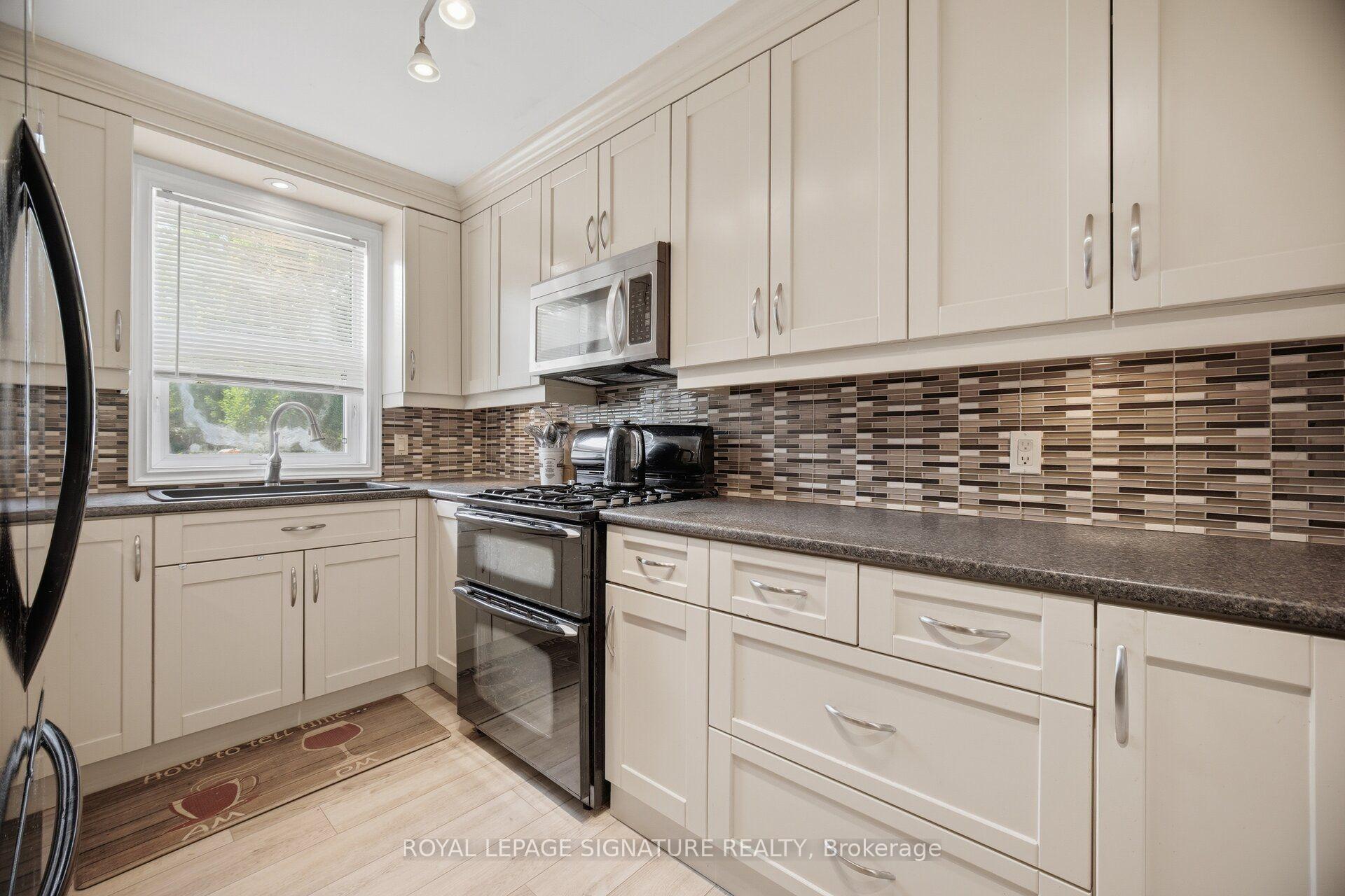 Photo 15 of 10 Elmview Court, Etobicoke, Kingsway South — HOMEH