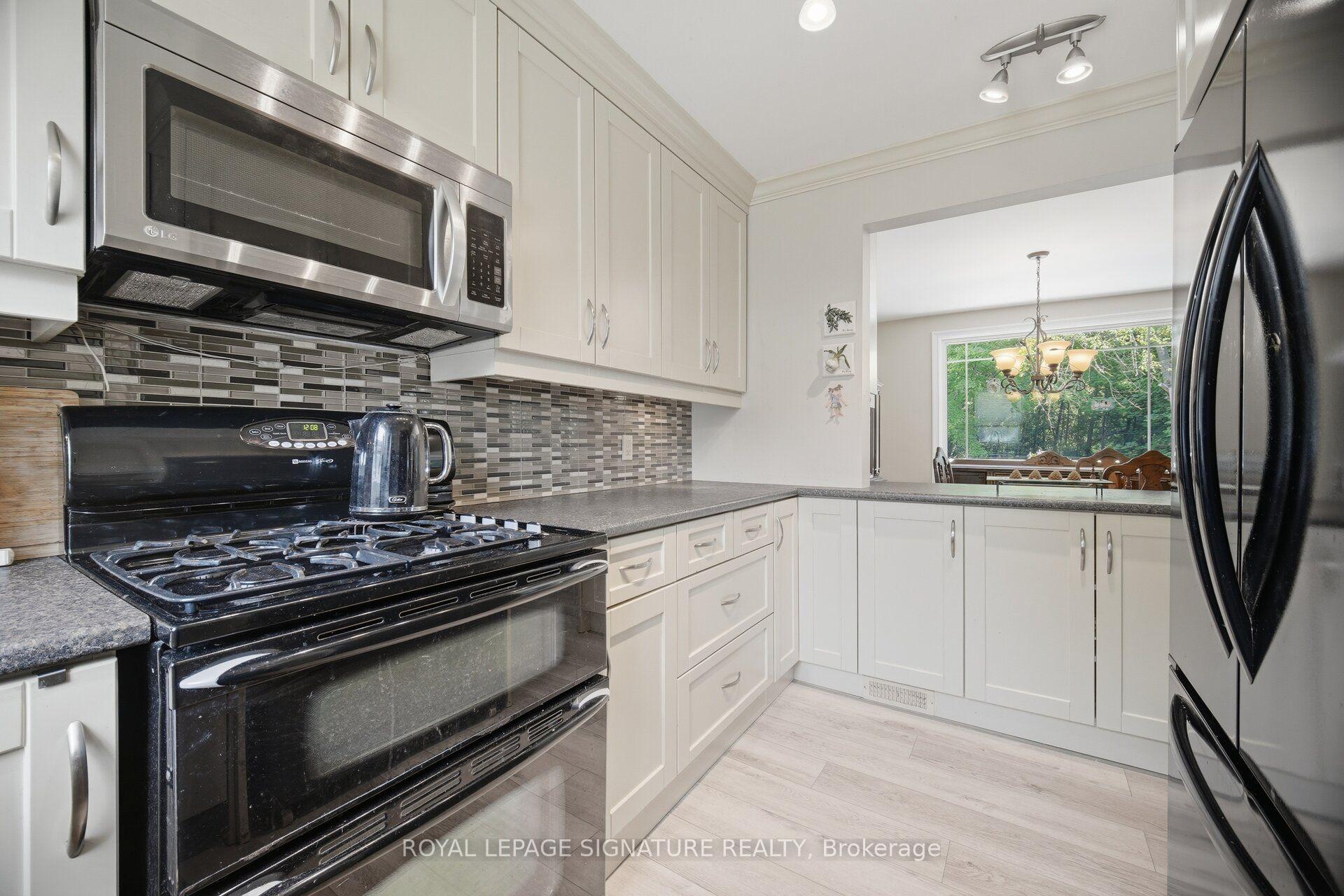 Photo 16 of 10 Elmview Court, Etobicoke, Kingsway South — HOMEH