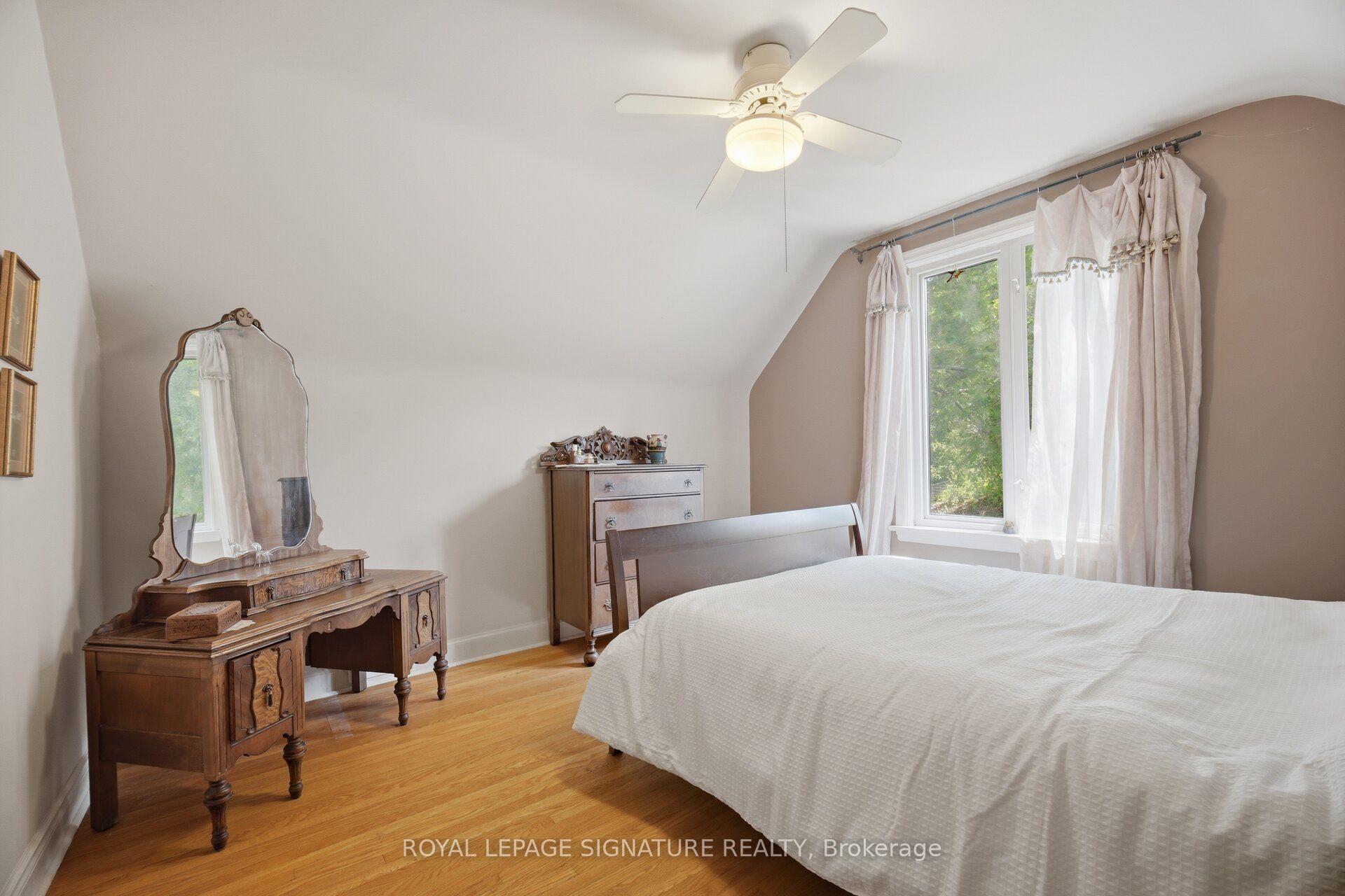 Photo 26 of 10 Elmview Court, Etobicoke, Kingsway South — HOMEH