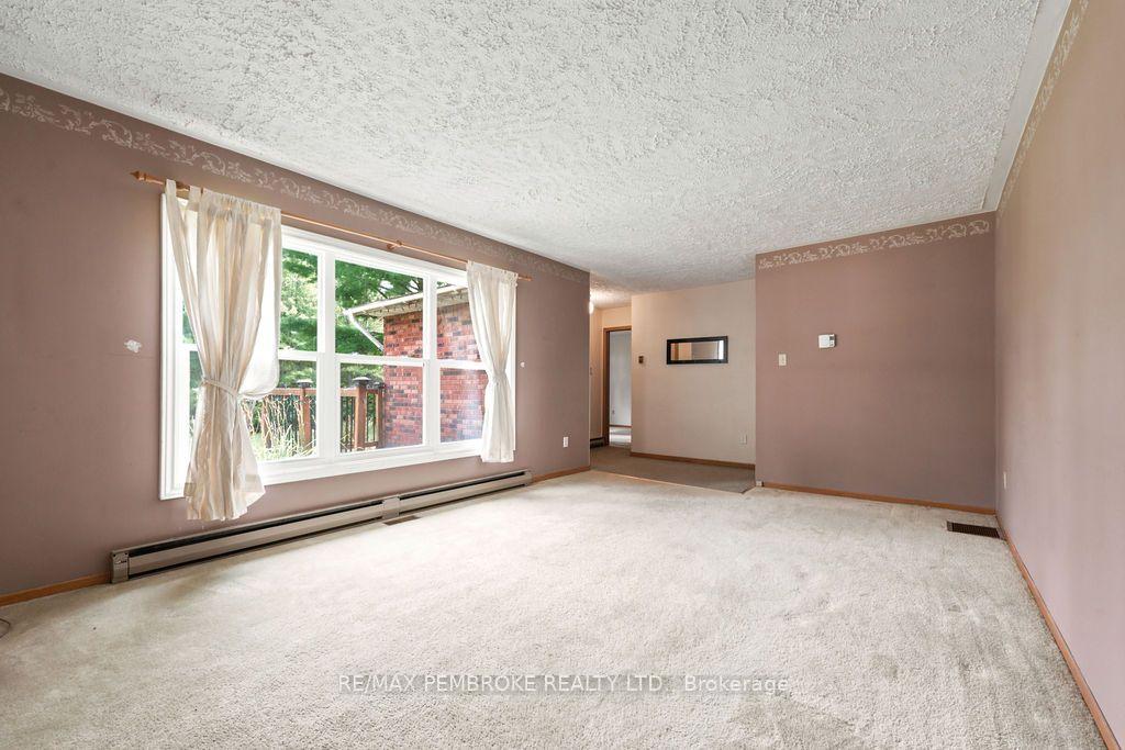 Photo 6 of 20 Meadowbrook Drive, Laurentian Valley, Laurentian Valley — HOMEH