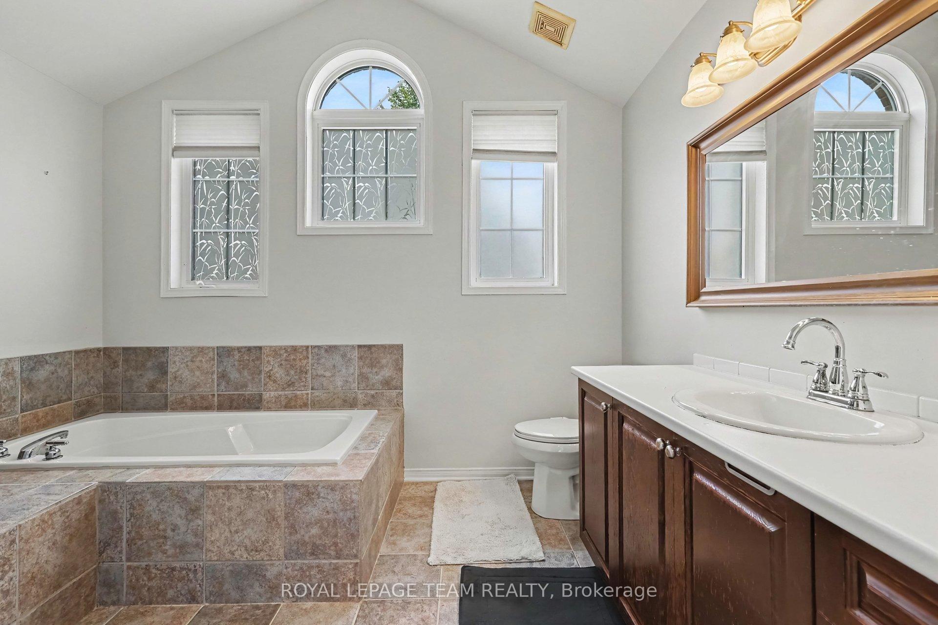 Photo 12 of 19 Keighley Circle, Ottawa, Kanata - Morgan's Grant/South March — HOMEH