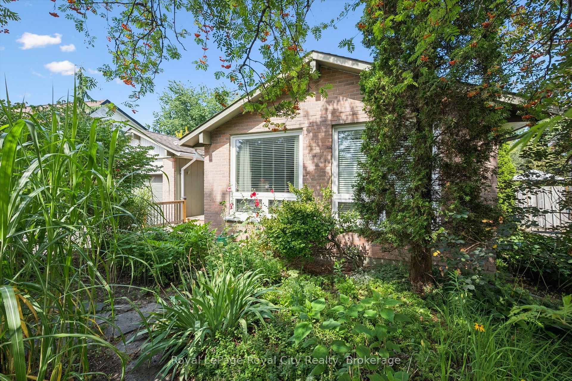Photo 1 of 34 Pondview Crescent, Guelph, Victoria North — HOMEH