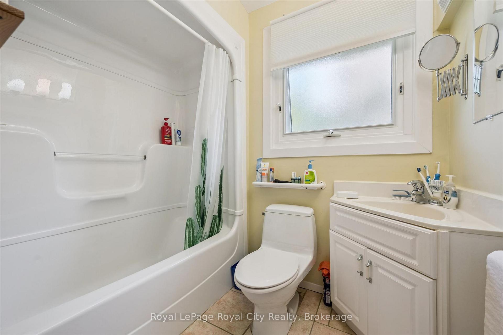 Photo 10 of 34 Pondview Crescent, Guelph, Victoria North — HOMEH