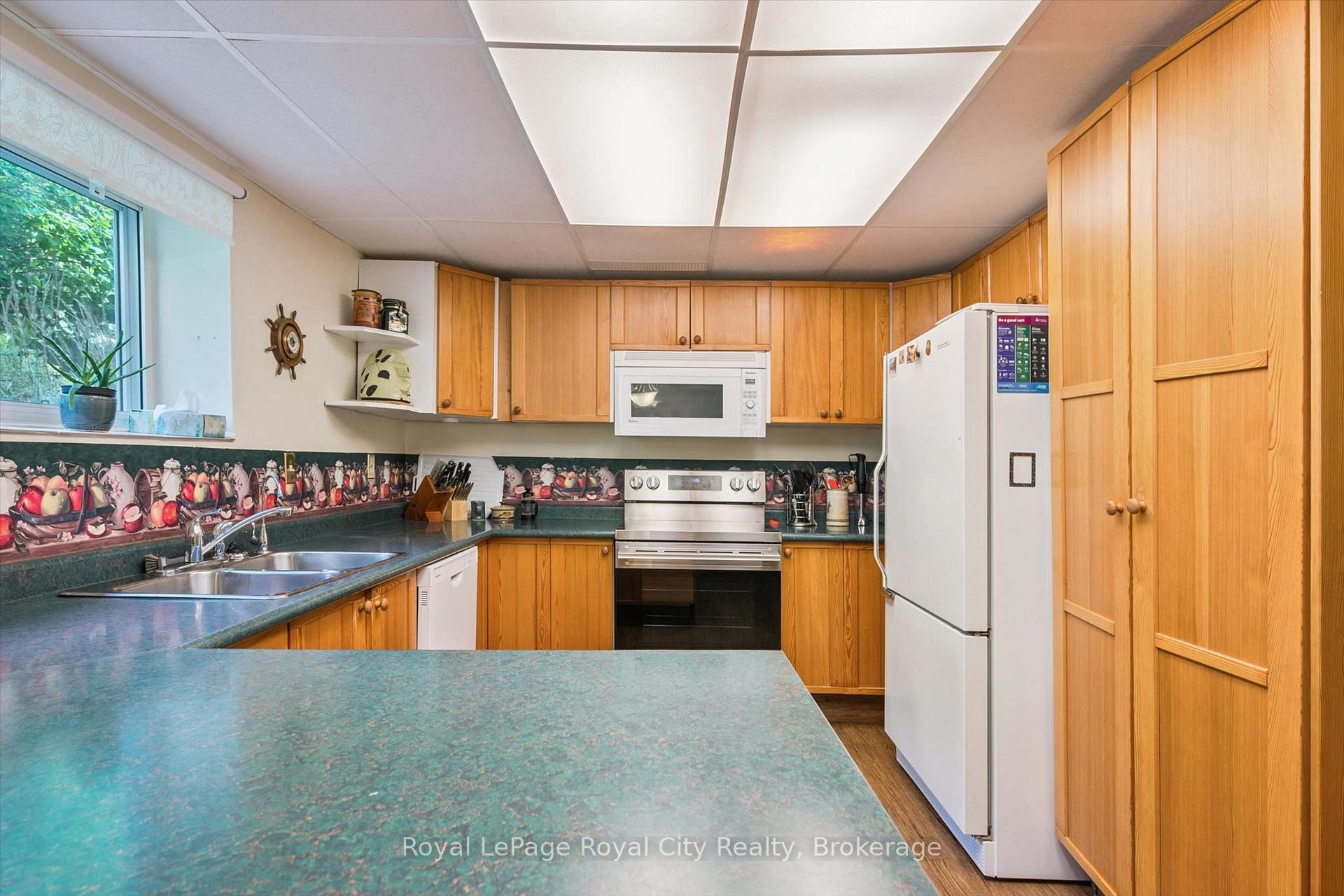 Photo 16 of 34 Pondview Crescent, Guelph, Victoria North — HOMEH