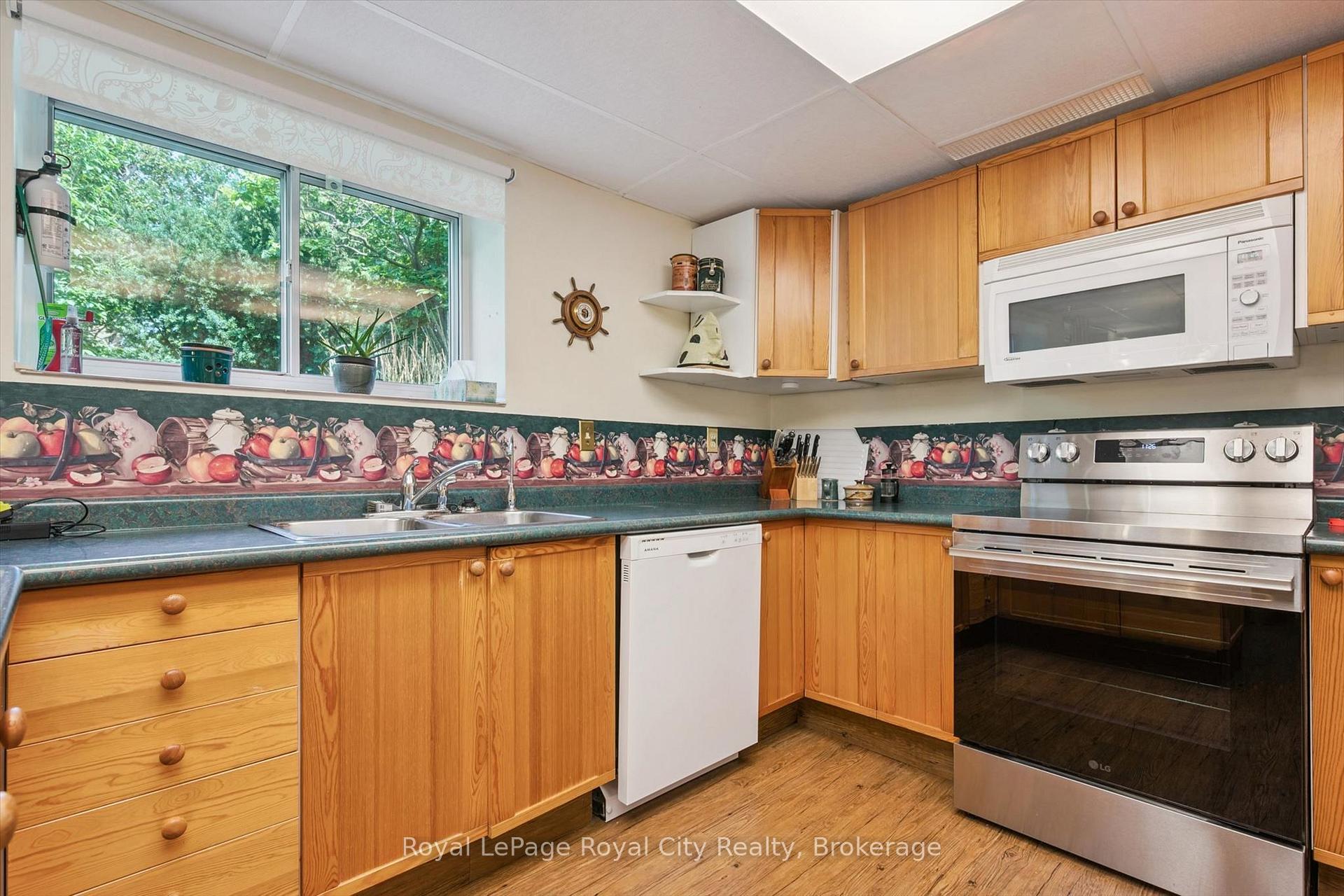 Photo 17 of 34 Pondview Crescent, Guelph, Victoria North — HOMEH