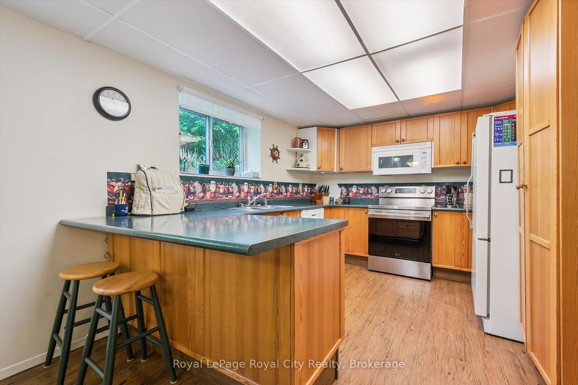 Photo 18 of 34 Pondview Crescent, Guelph, Victoria North — HOMEH
