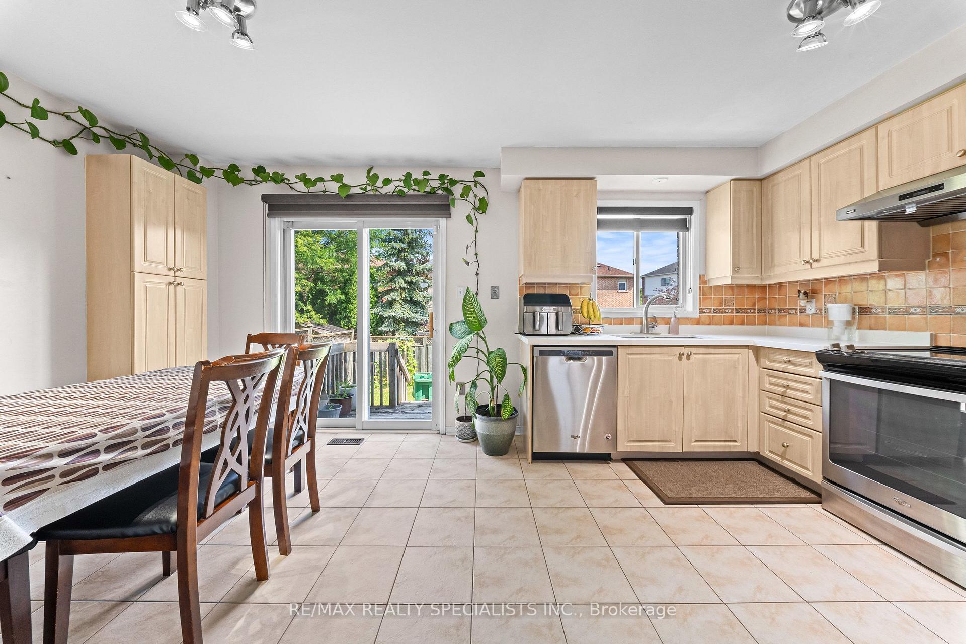 Photo 8 of 65 Ozner Court, Brampton, Fletcher's Meadow — HOMEH