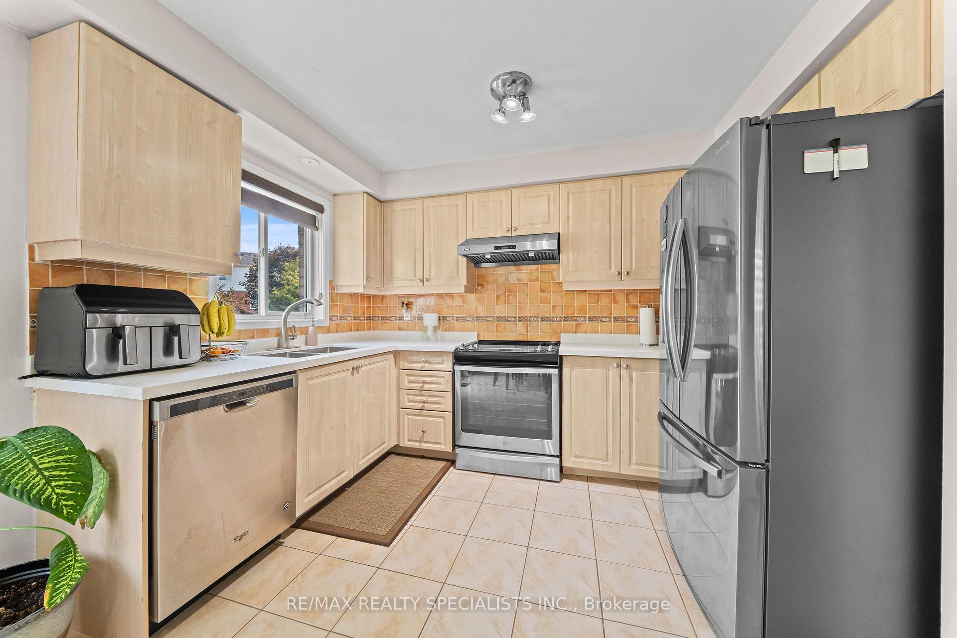 Photo 10 of 65 Ozner Court, Brampton, Fletcher's Meadow — HOMEH