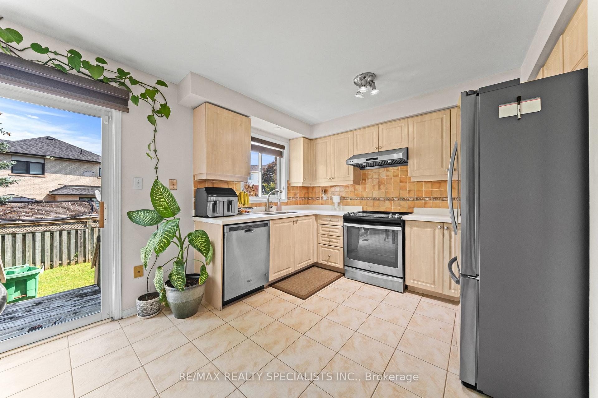 Photo 11 of 65 Ozner Court, Brampton, Fletcher's Meadow — HOMEH
