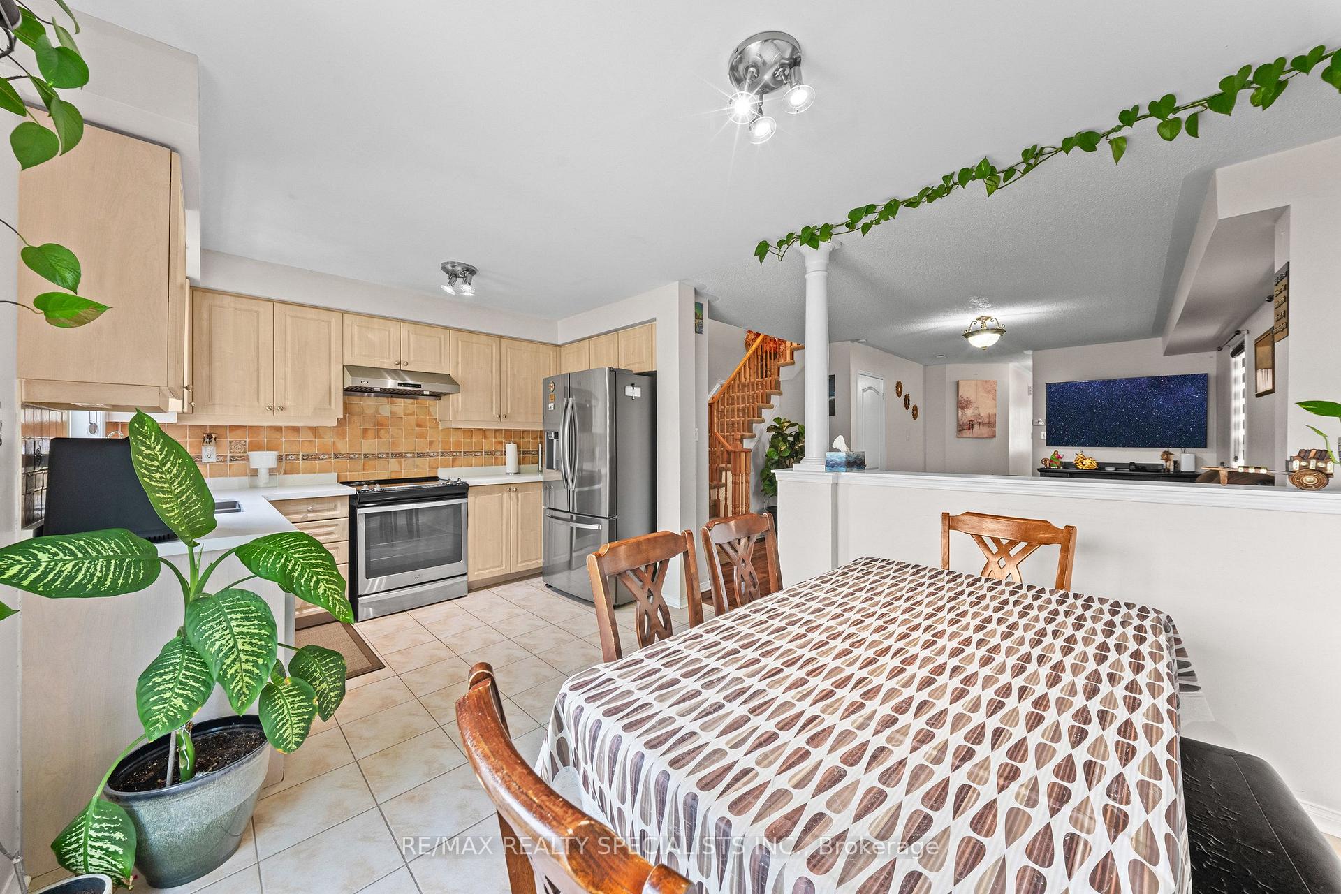 Photo 12 of 65 Ozner Court, Brampton, Fletcher's Meadow — HOMEH