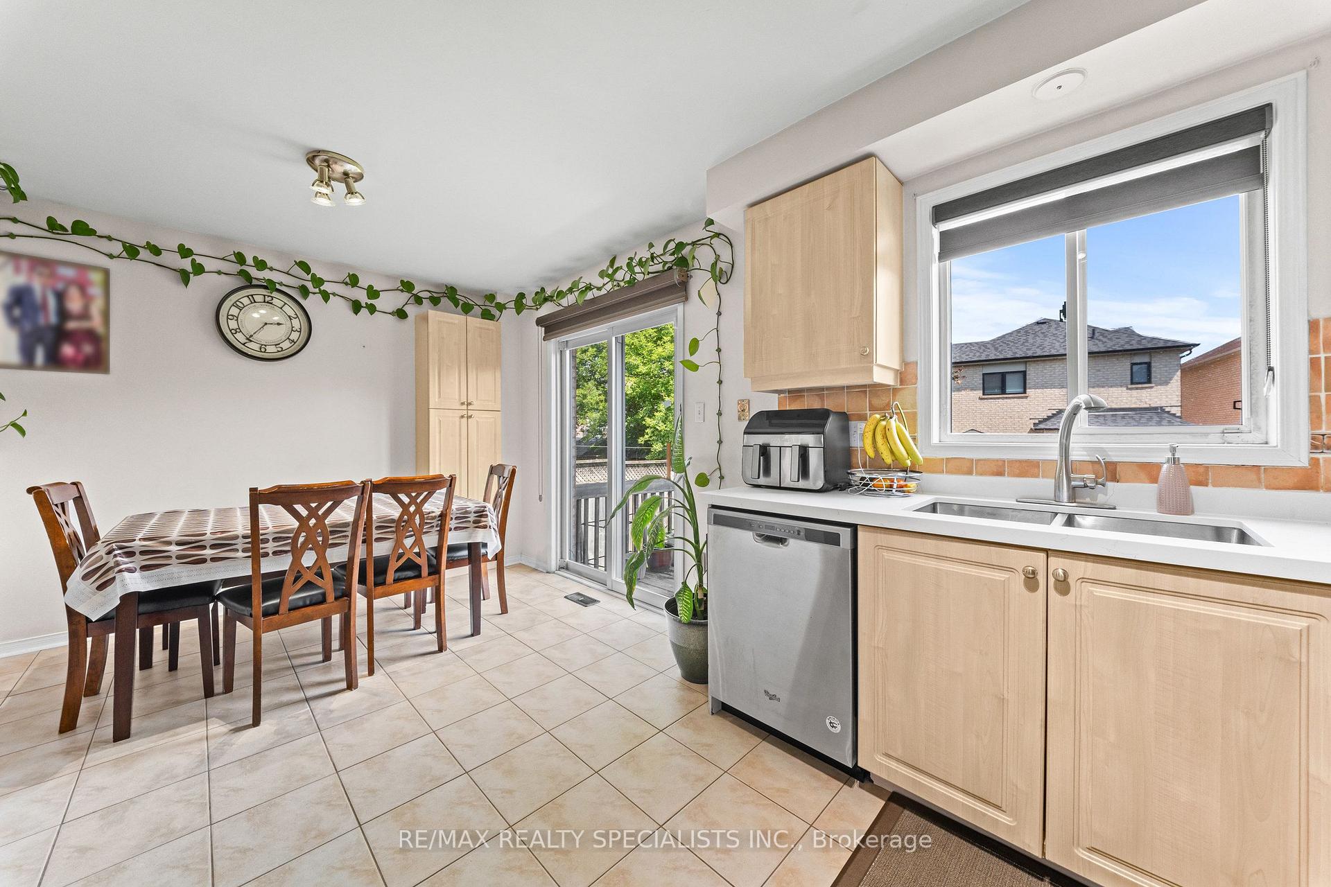 Photo 14 of 65 Ozner Court, Brampton, Fletcher's Meadow — HOMEH