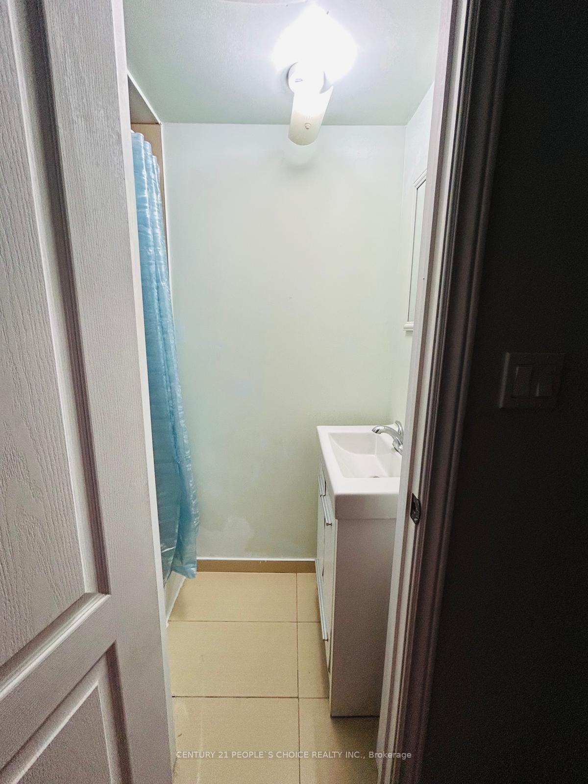 Photo 16 of 25 Mccallum Court, Brampton, Queen Street Corridor — HOMEH