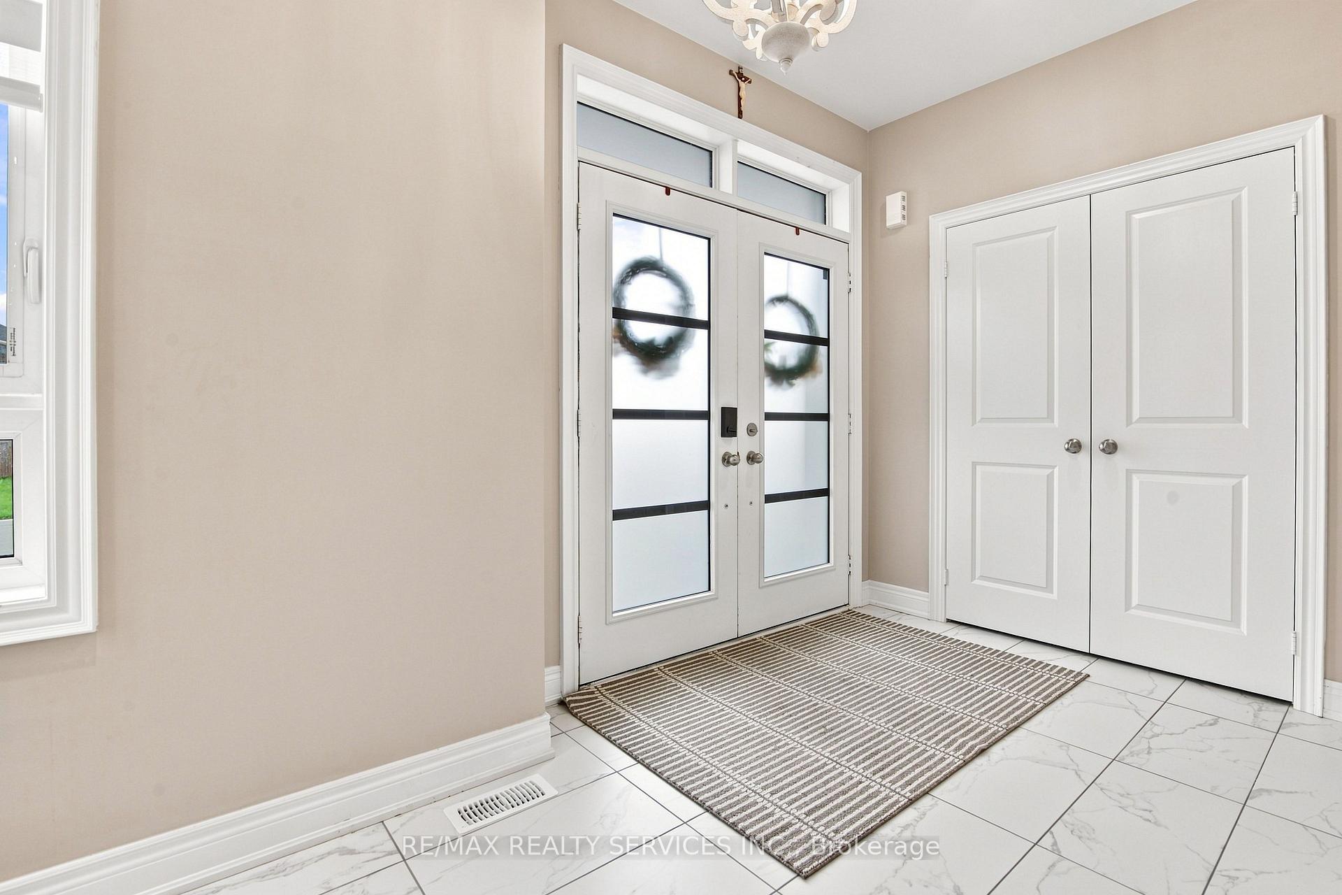 Photo 6 of 194 Coldwell Bay Circle, Vaughan, Kleinburg — HOMEH