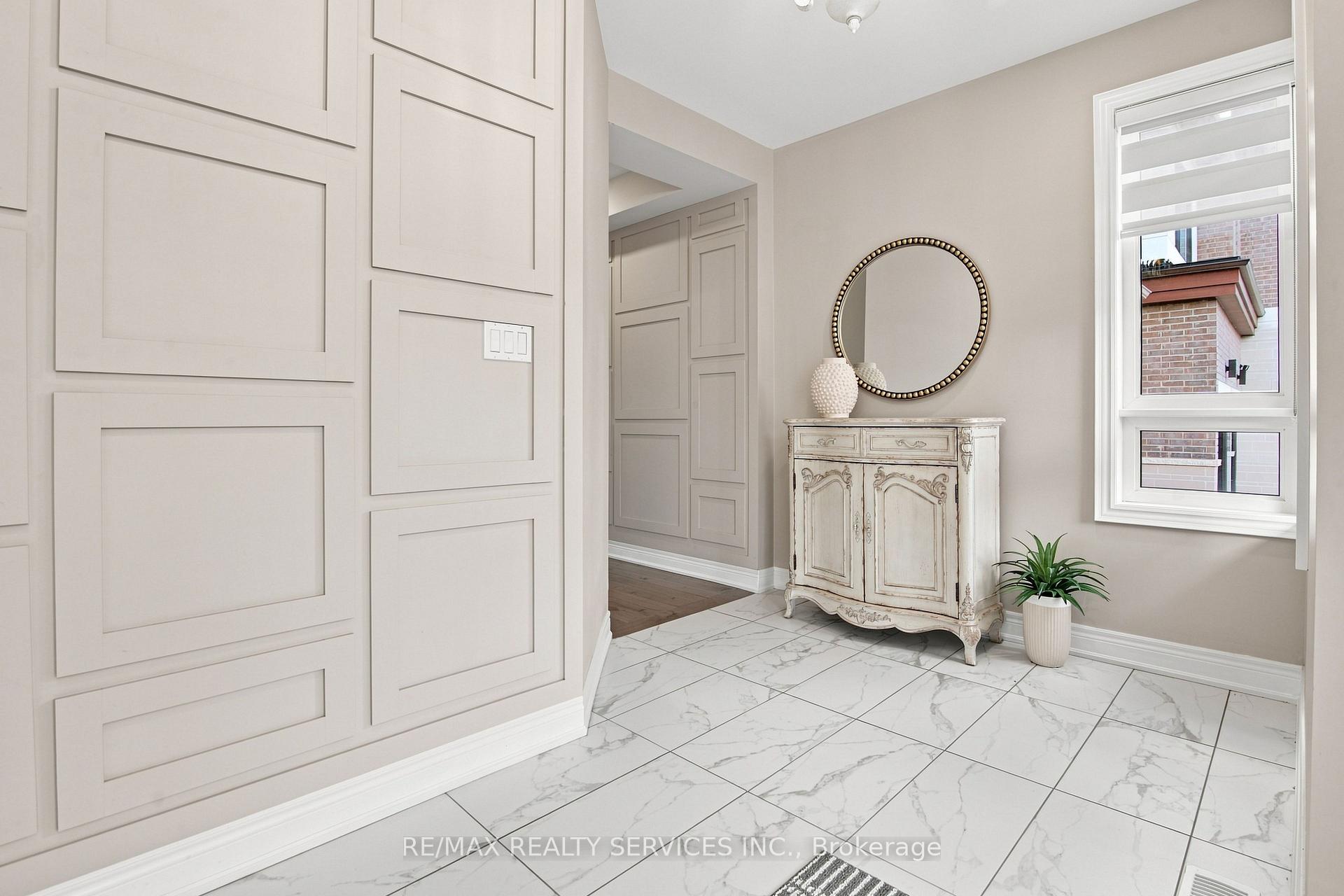 Photo 7 of 194 Coldwell Bay Circle, Vaughan, Kleinburg — HOMEH