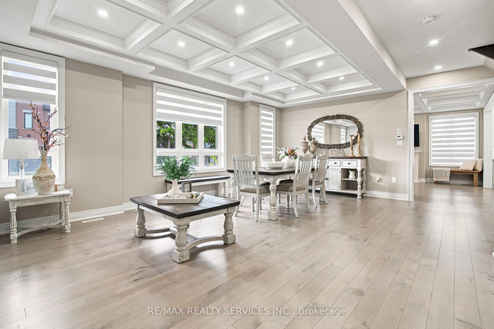 Photo 10 of 194 Coldwell Bay Circle, Vaughan, Kleinburg — HOMEH