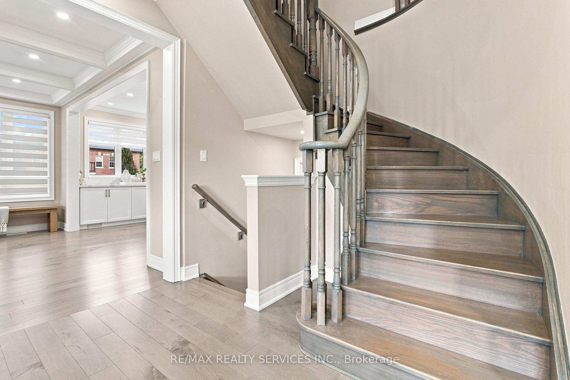 Photo 13 of 194 Coldwell Bay Circle, Vaughan, Kleinburg — HOMEH
