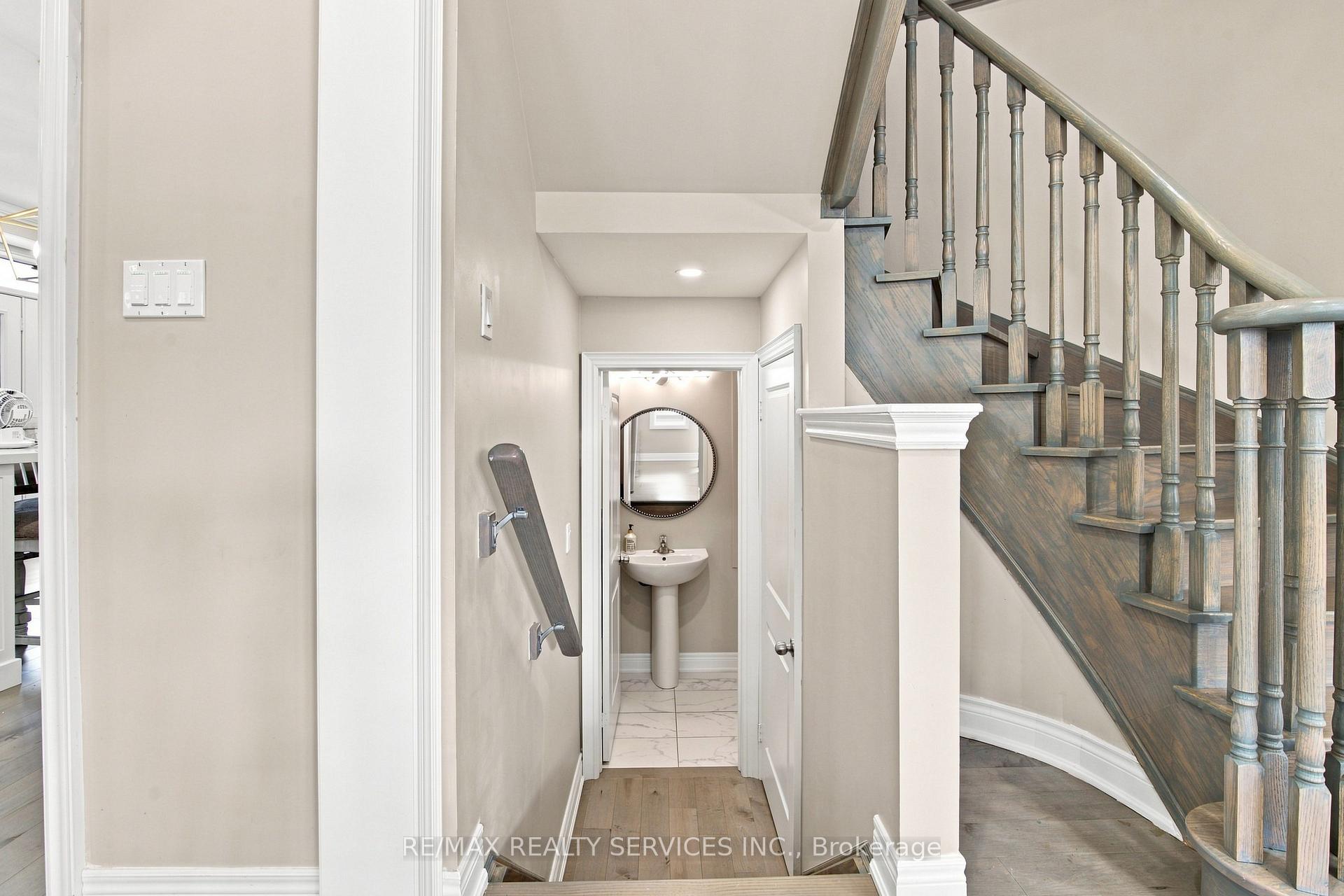 Photo 14 of 194 Coldwell Bay Circle, Vaughan, Kleinburg — HOMEH