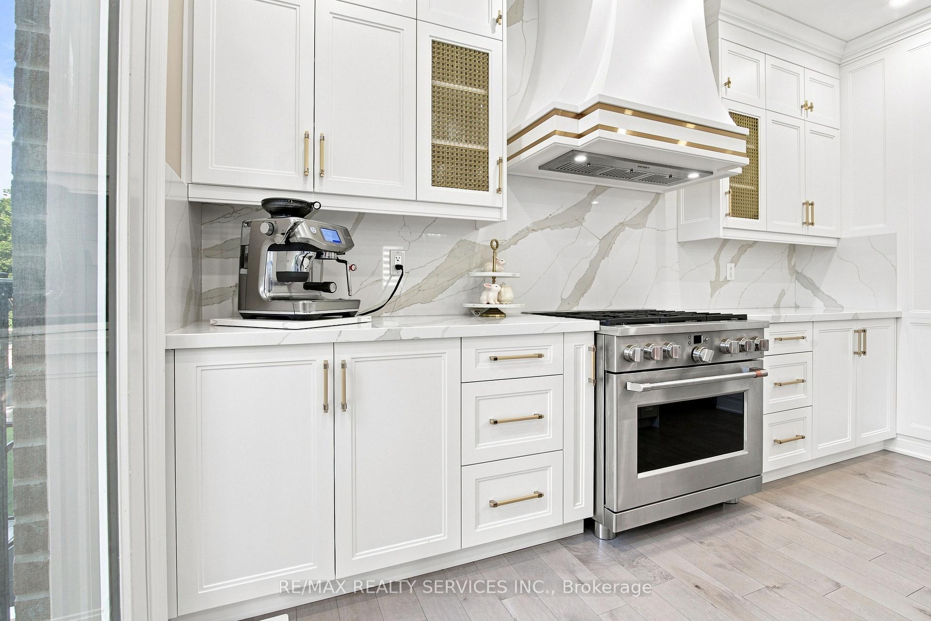 Photo 18 of 194 Coldwell Bay Circle, Vaughan, Kleinburg — HOMEH
