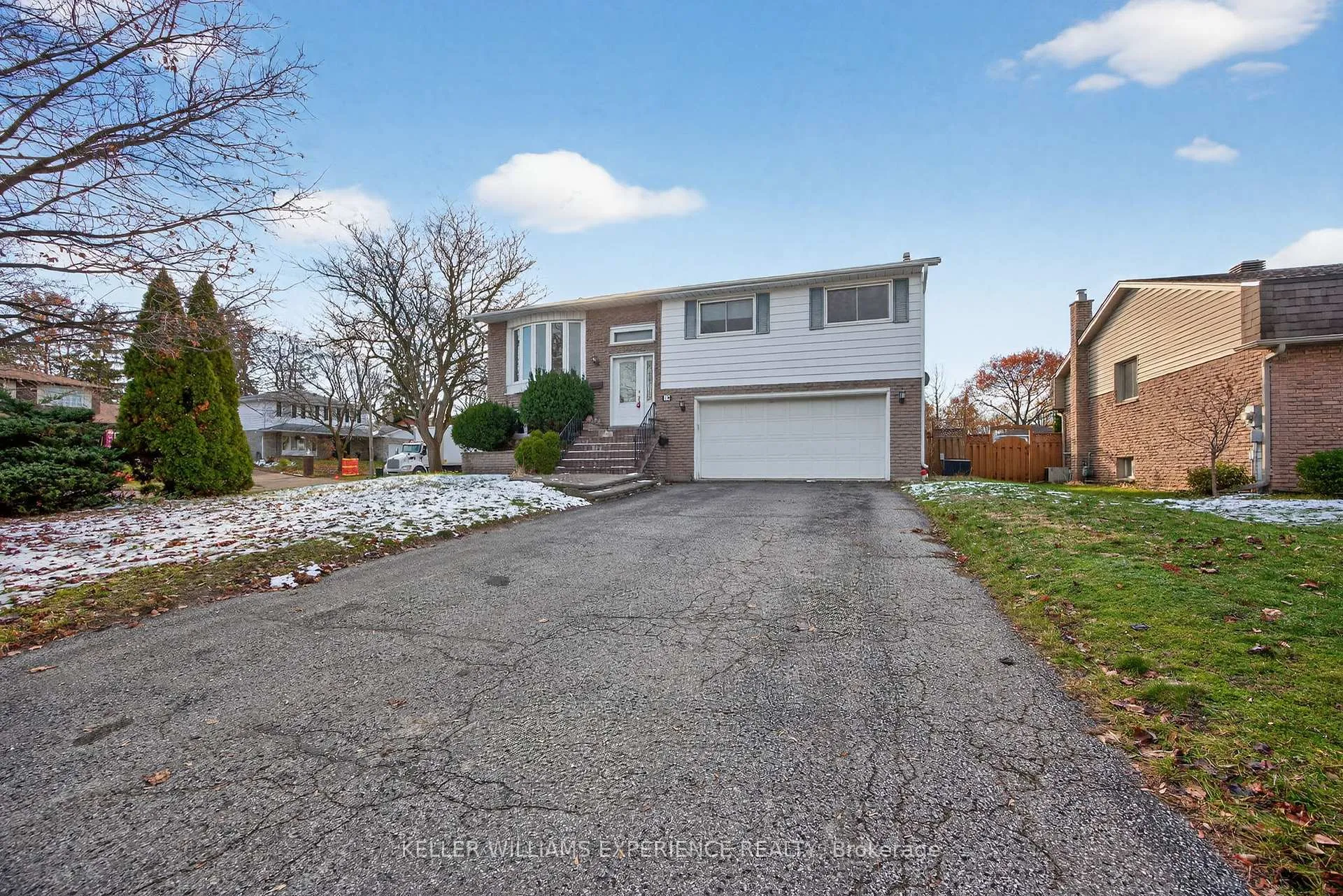 Photo 2 of 19 Debra Crescent, Barrie, Allandale Heights — HOMEH