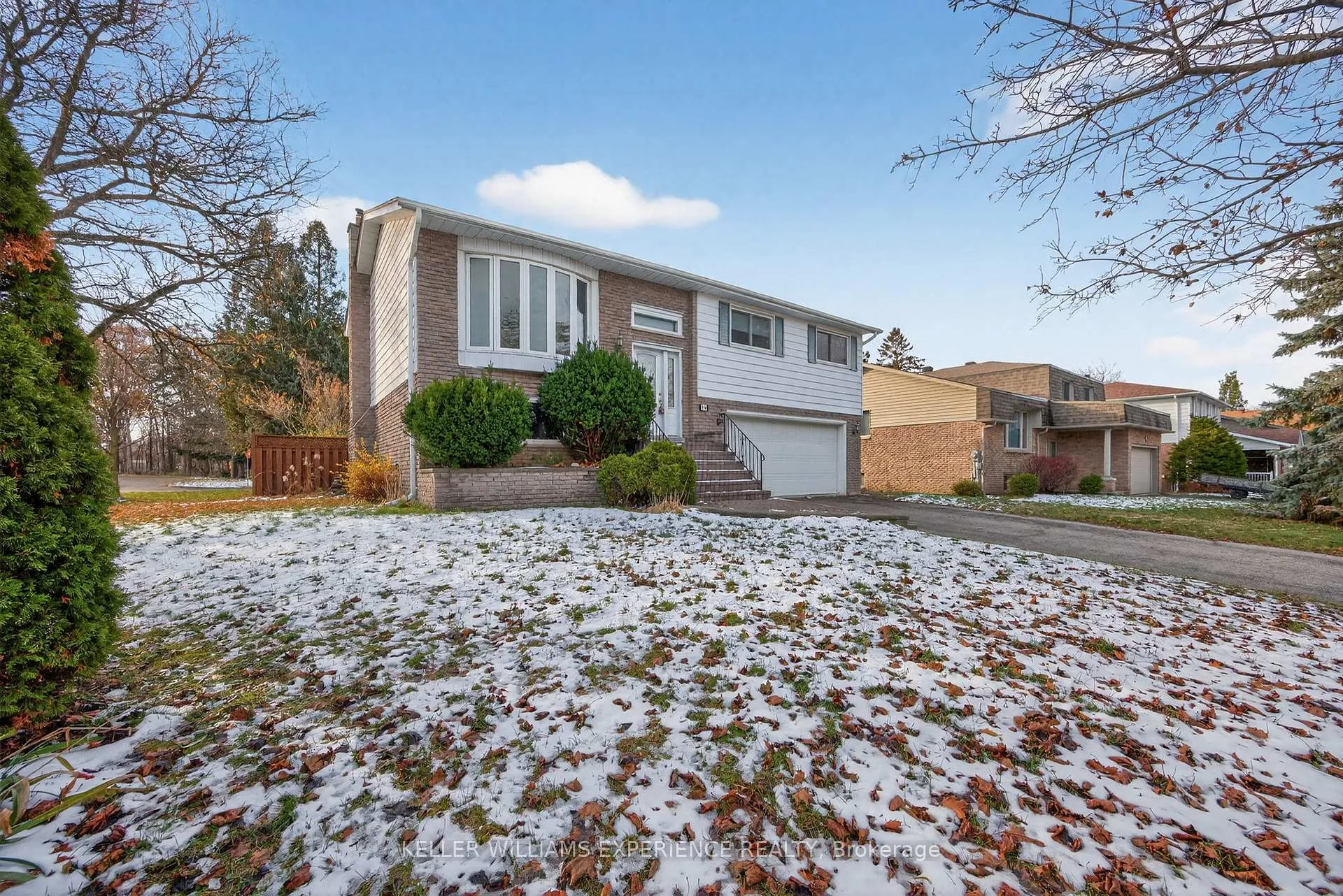 Photo 3 of 19 Debra Crescent, Barrie, Allandale Heights — HOMEH