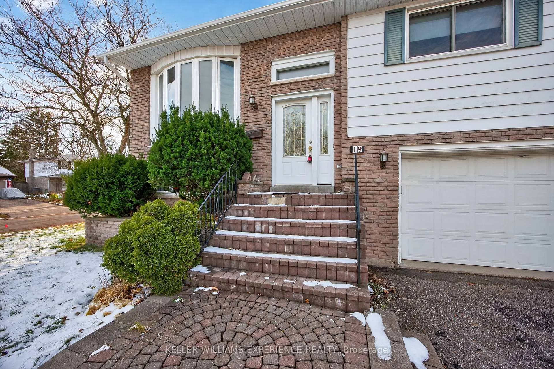 Photo 4 of 19 Debra Crescent, Barrie, Allandale Heights — HOMEH