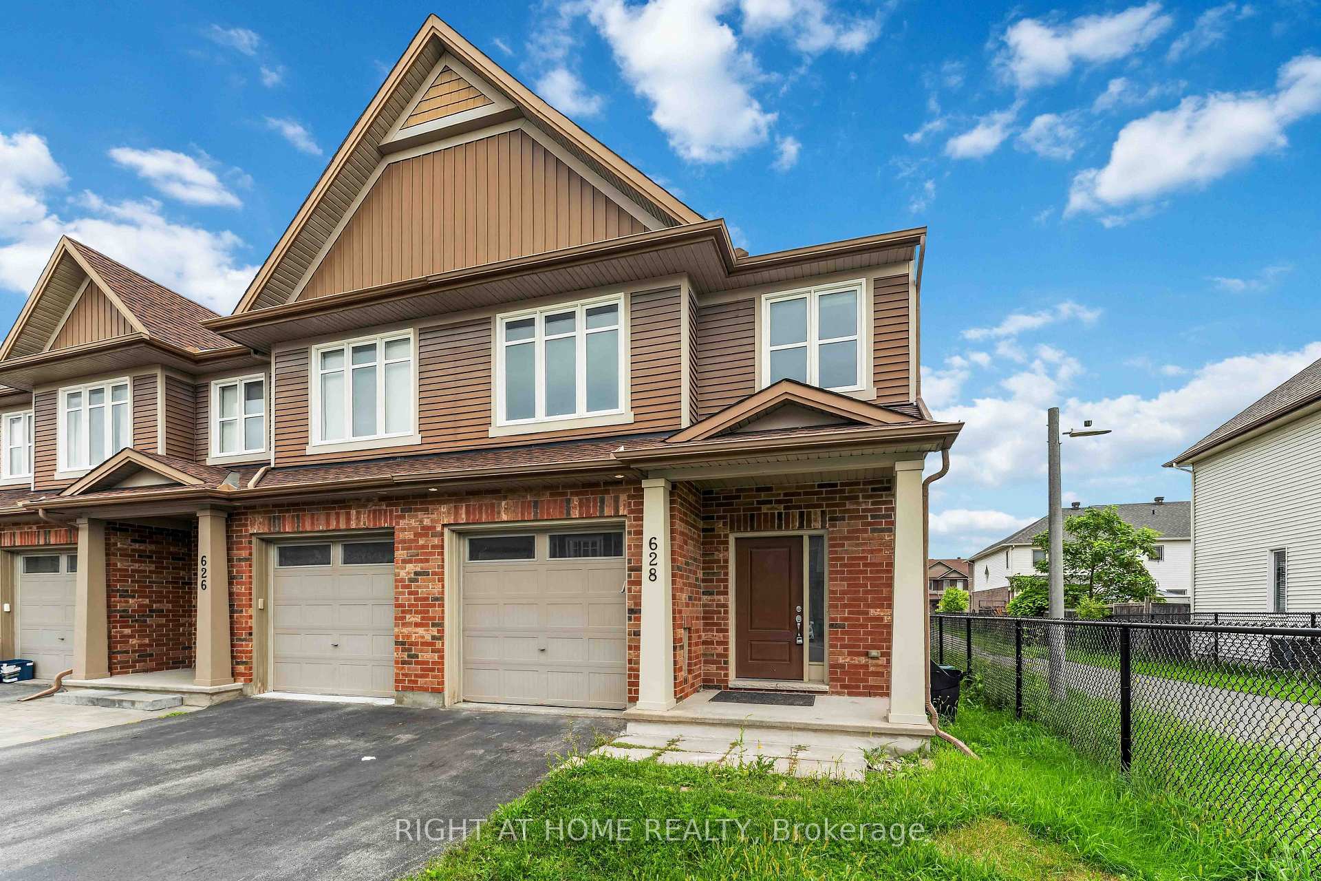 Photo 2 of 628 Moorpark Avenue, Ottawa, Kanata - Emerald Meadows/Trailwest — HOMEH
