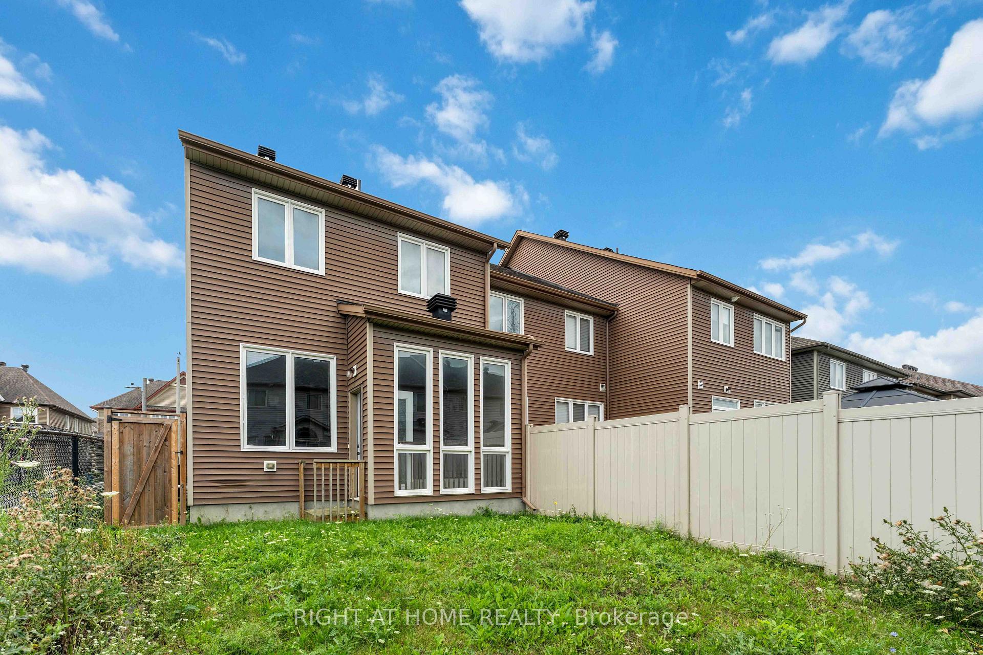 Photo 3 of 628 Moorpark Avenue, Ottawa, Kanata - Emerald Meadows/Trailwest — HOMEH