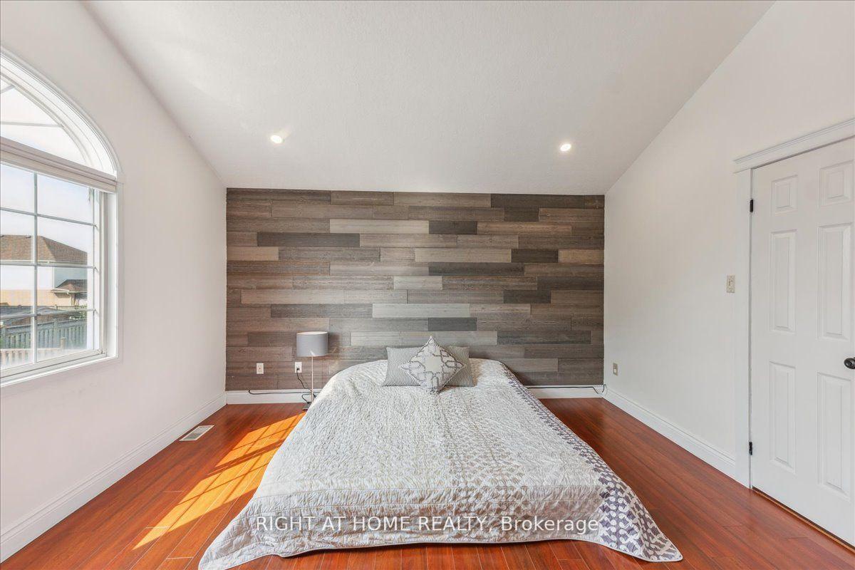 Photo 10 of 223 Grey Fox Drive, Kitchener, Larentian West — HOMEH