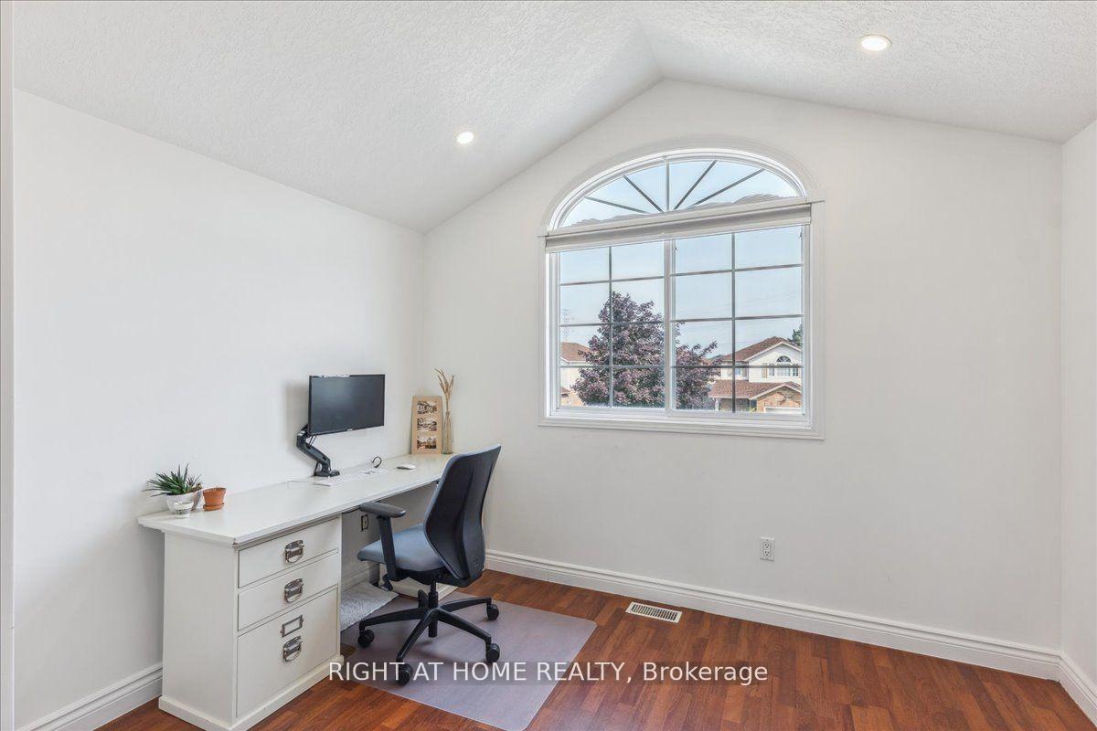 Photo 13 of 223 Grey Fox Drive, Kitchener, Larentian West — HOMEH