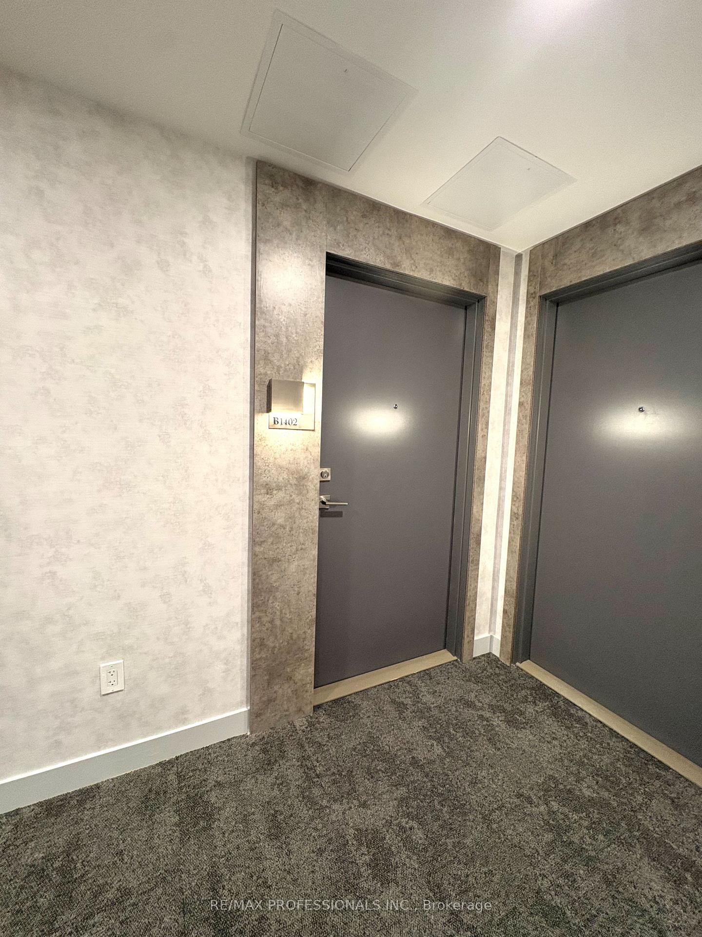 Photo 1 of Unit B1402, 693 Davis Road, Newmarket, Huron Heights-Leslie Valley — HOMEH