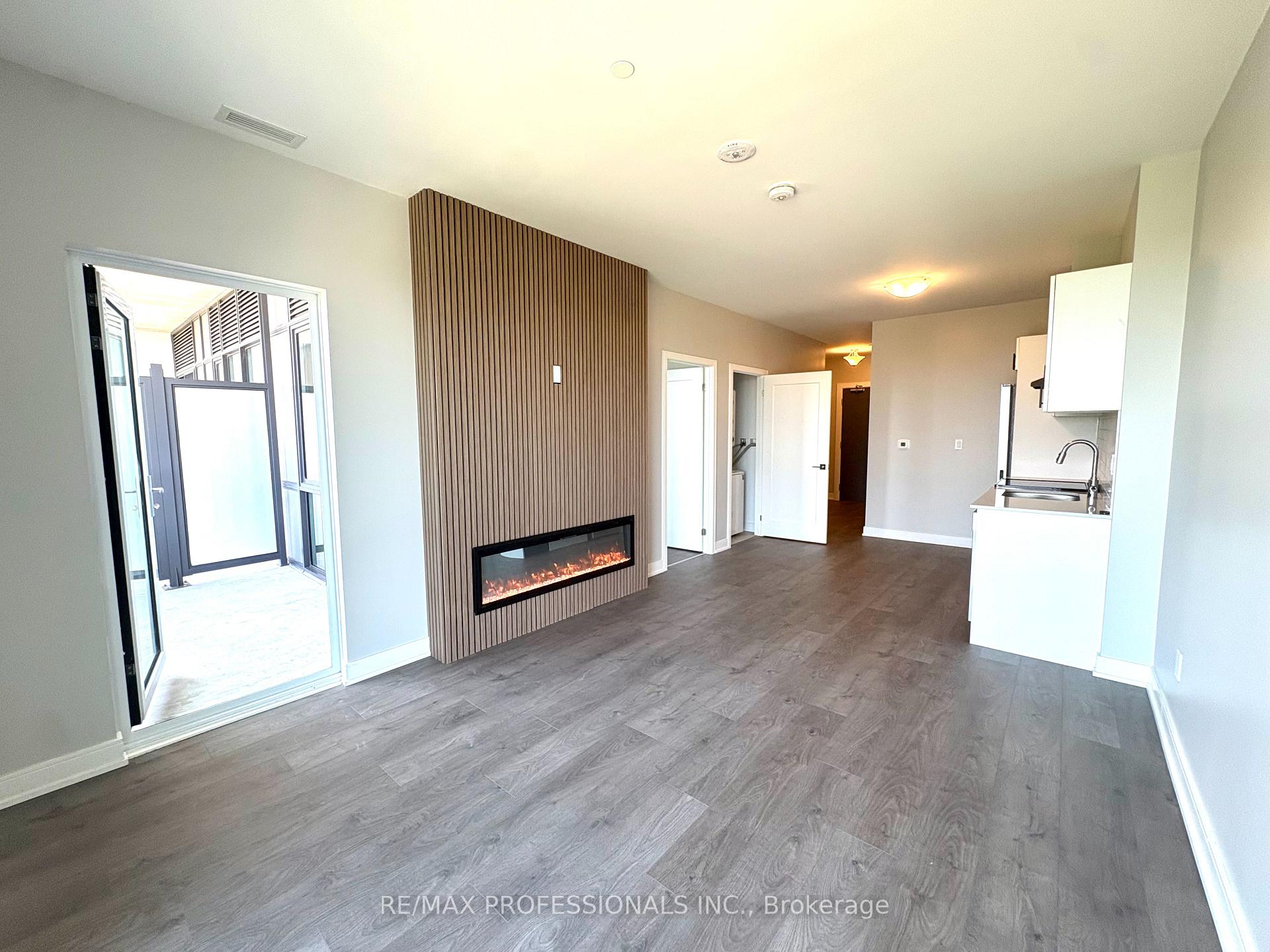Photo 16 of Unit B1402, 693 Davis Road, Newmarket, Huron Heights-Leslie Valley — HOMEH
