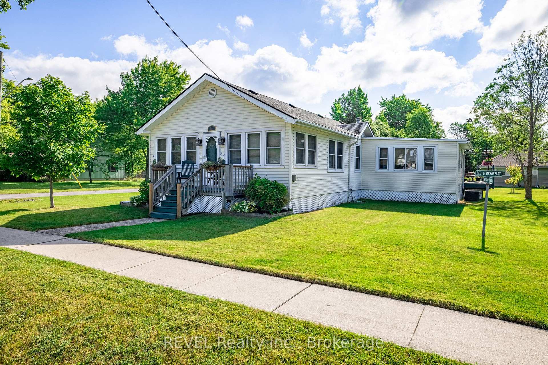 Photo 3 of 70 Bernard Avenue, Fort Erie, Ridgeway — HOMEH