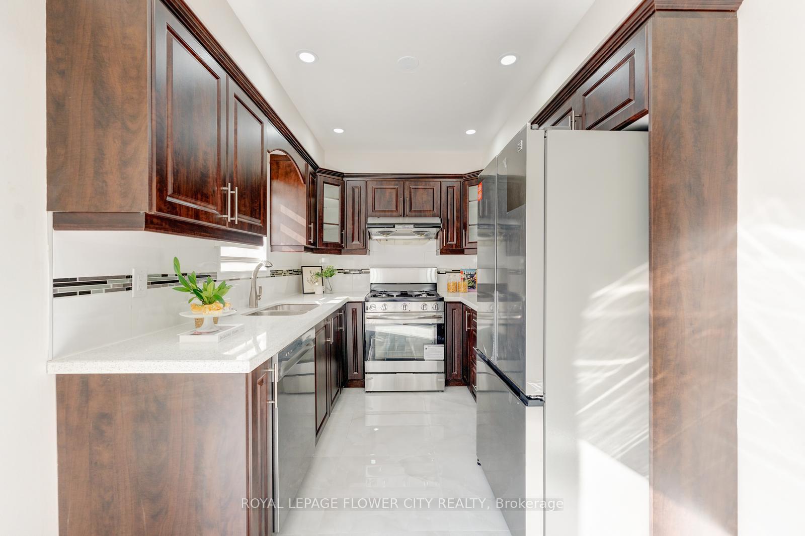 Photo 18 of 7 Penbridge Circle, Brampton, Fletcher's Meadow — HOMEH