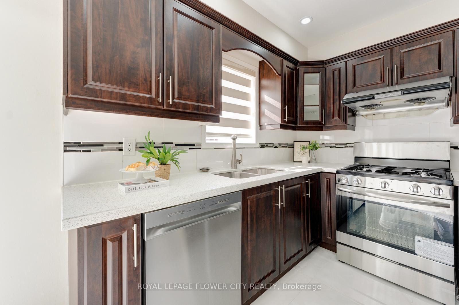 Photo 19 of 7 Penbridge Circle, Brampton, Fletcher's Meadow — HOMEH
