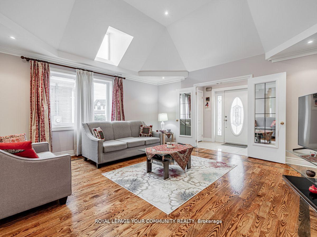 Photo 5 of 9 Robson Place E, North York, Newtonbrook West — HOMEH