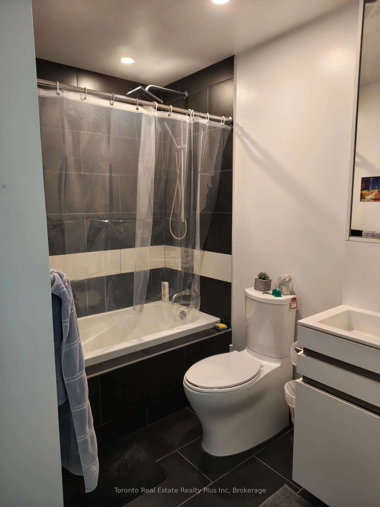 Photo 8 of Unit 2914, 197 Yonge Street, Toronto, Church-Yonge Corridor — HOMEH