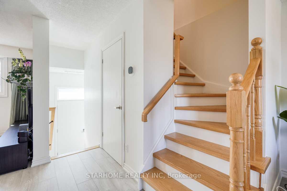 Photo 5 of 8 Amberwood Square, Brampton, Heart Lake West — HOMEH