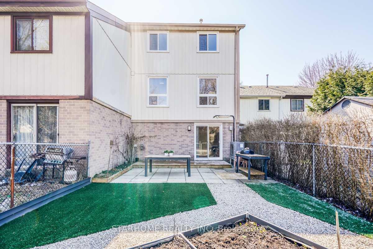 Photo 32 of 8 Amberwood Square, Brampton, Heart Lake West — HOMEH