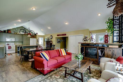 Photo 5 of 230 Ecclestone Drive, Bracebridge — HOMEH