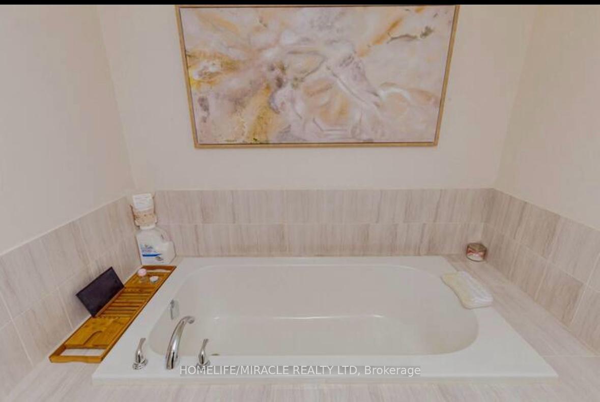 Photo 8 of 181 Parktree Drive, Vaughan, Maple — HOMEH