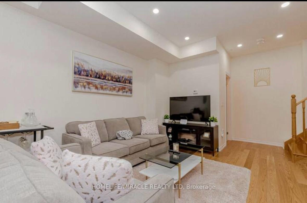 Photo 14 of 181 Parktree Drive, Vaughan, Maple — HOMEH