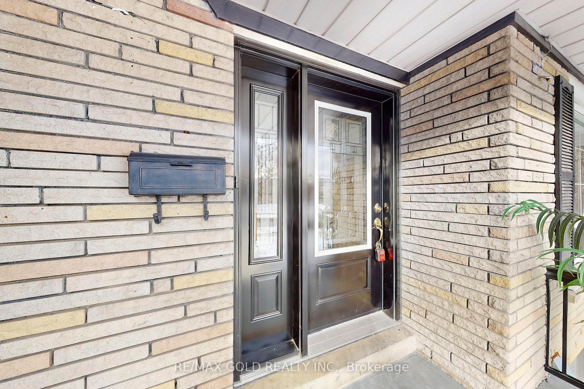 Photo 3 of 189 Kingsview Boulevard, Etobicoke, Kingsview Village-The Westway — HOMEH