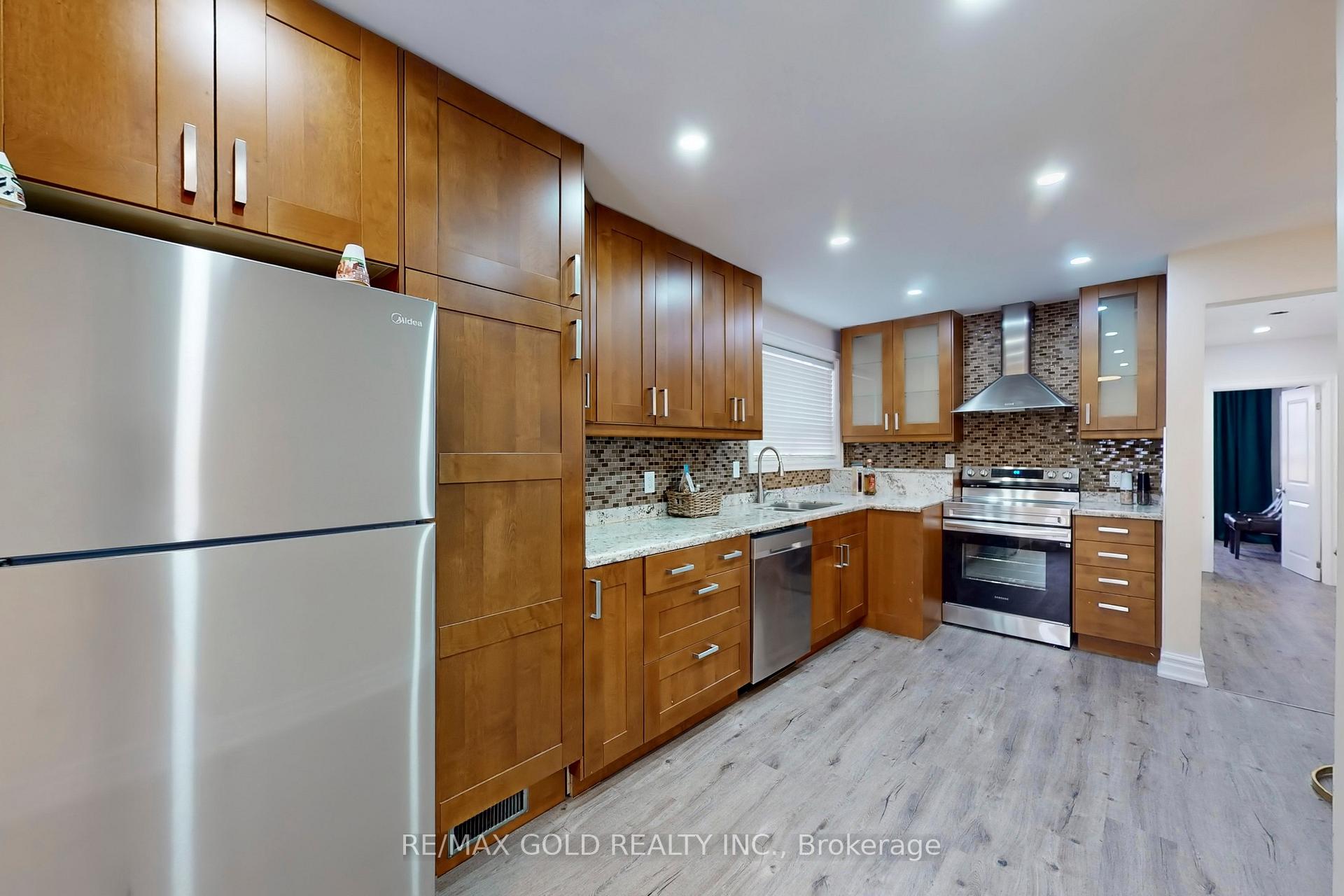 Photo 14 of 189 Kingsview Boulevard, Etobicoke, Kingsview Village-The Westway — HOMEH