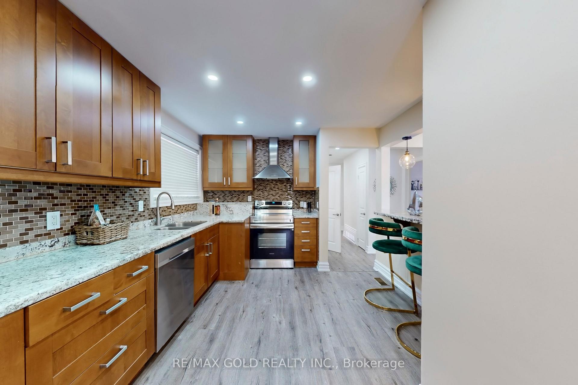 Photo 15 of 189 Kingsview Boulevard, Etobicoke, Kingsview Village-The Westway — HOMEH