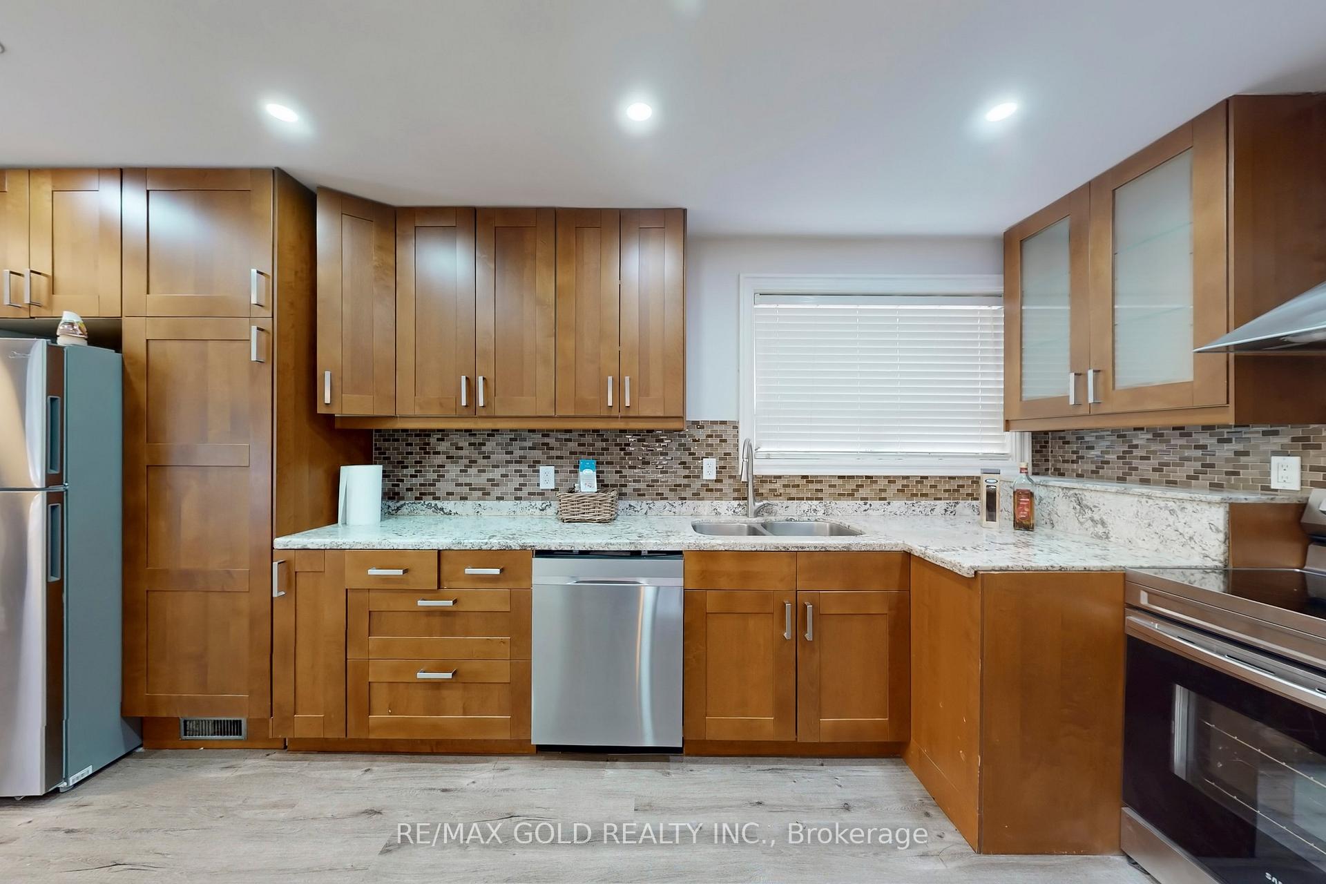 Photo 16 of 189 Kingsview Boulevard, Etobicoke, Kingsview Village-The Westway — HOMEH