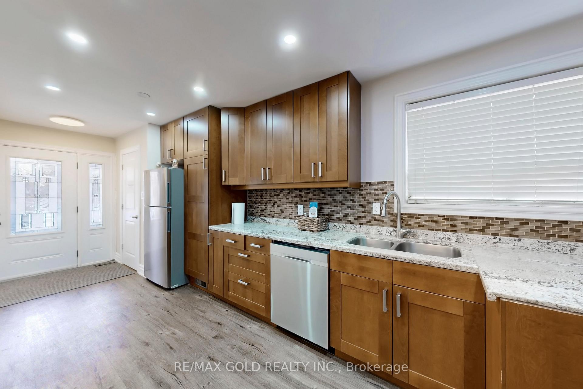 Photo 17 of 189 Kingsview Boulevard, Etobicoke, Kingsview Village-The Westway — HOMEH