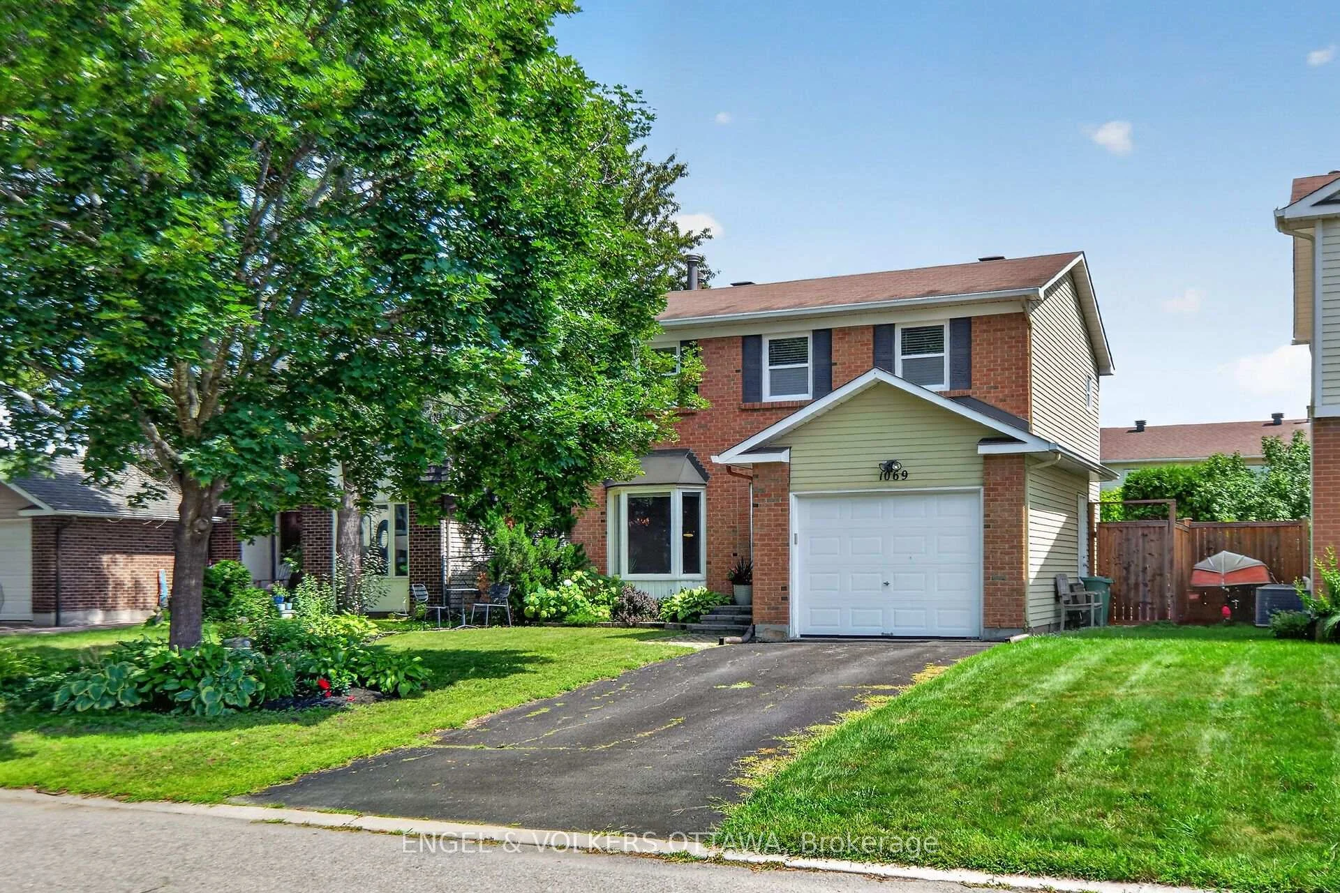 Photo 3 of 1069 St Germain Crescent, Ottawa, Convent Glen North — HOMEH
