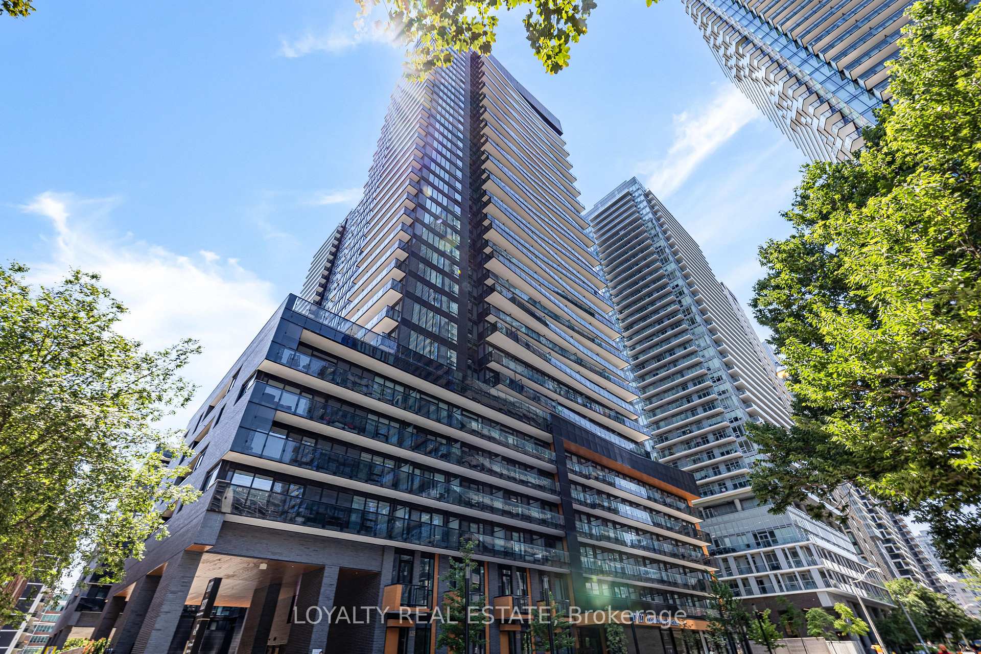 Photo 2 of Unit 211, 117 Broadway Avenue, Toronto, Mount Pleasant West — HOMEH