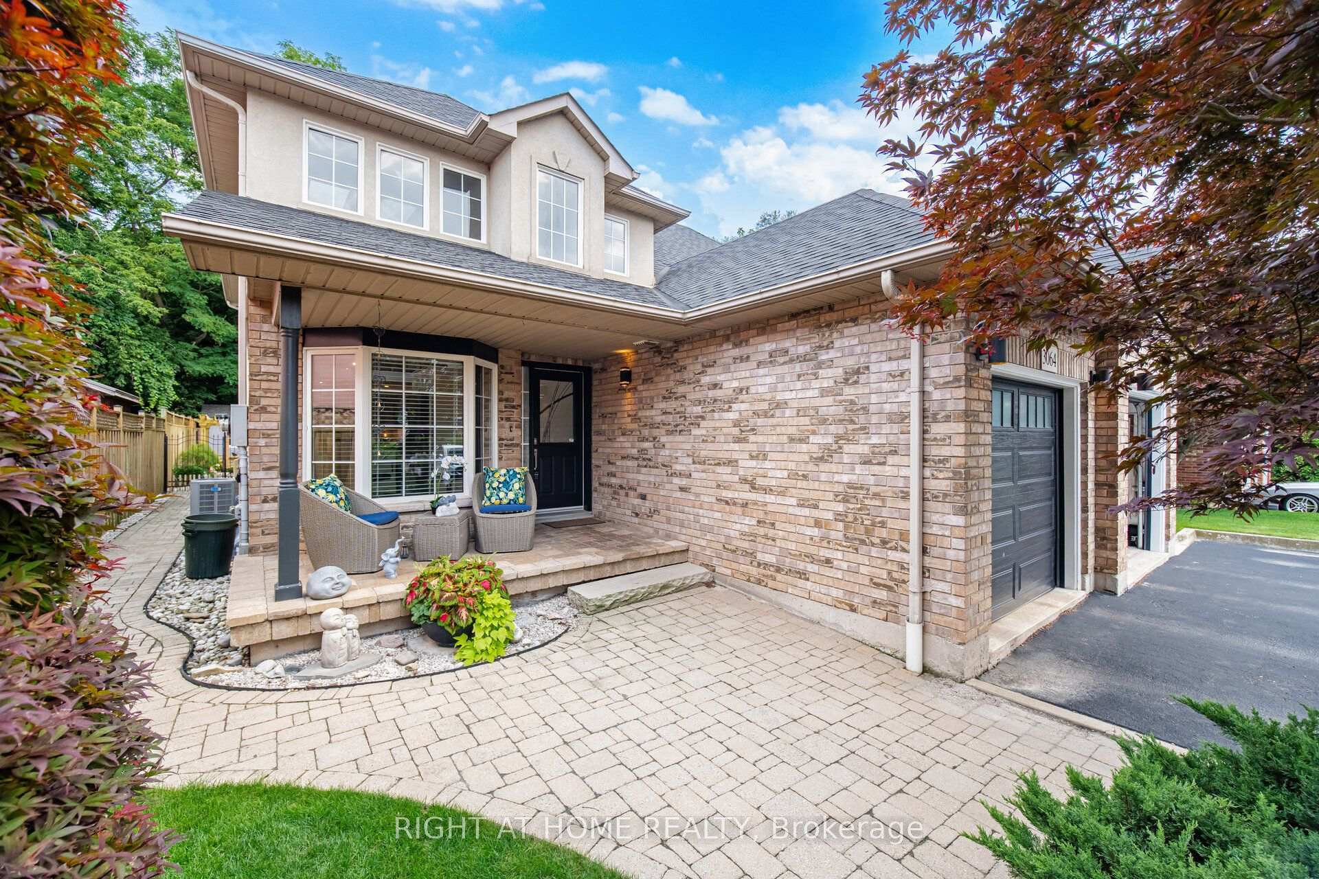 Front of 3064 Lakeshore Road W