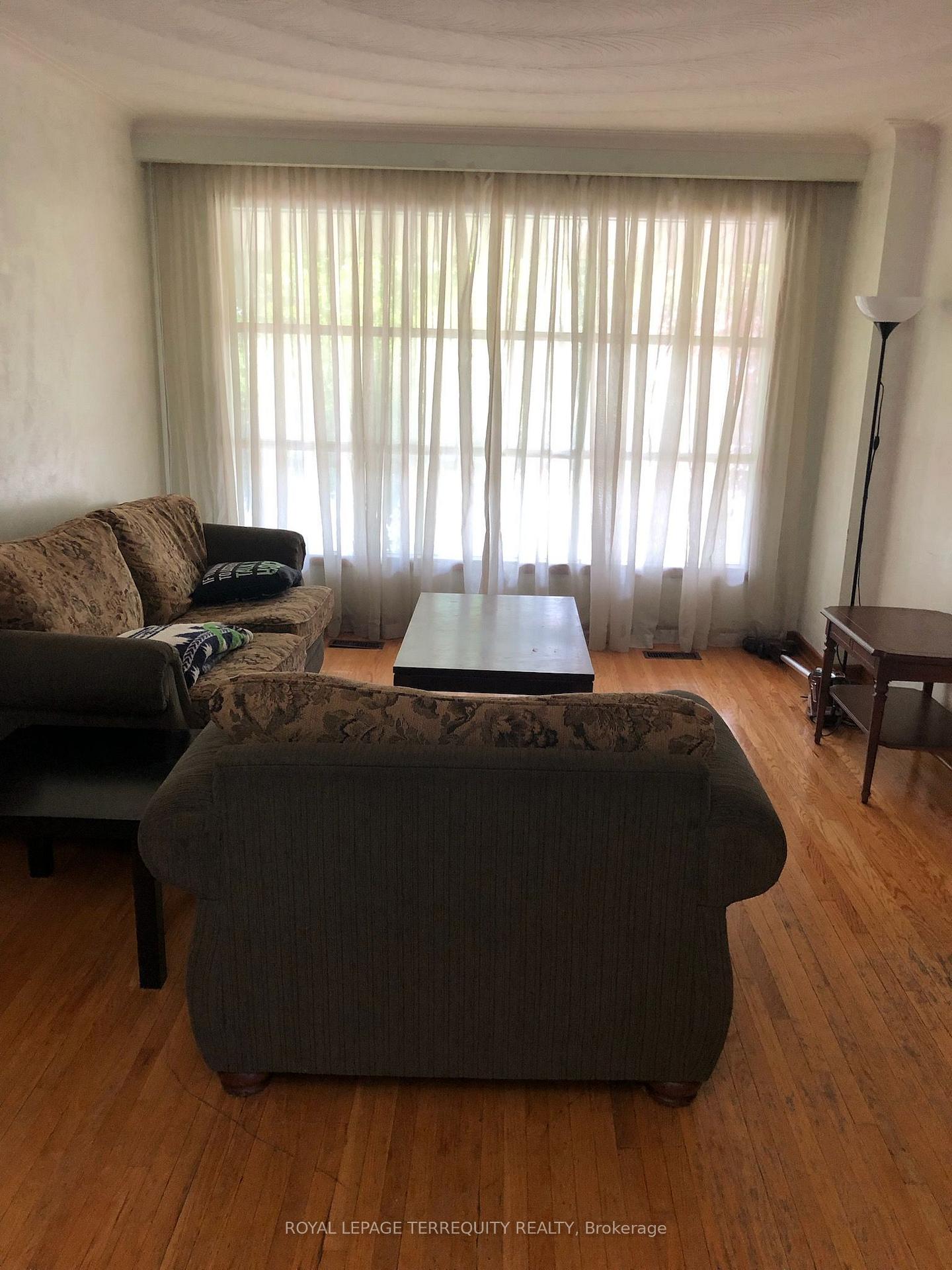 Photo 3 of 211 Pineway Boulevard, North York, Bayview Woods-Steeles — HOMEH